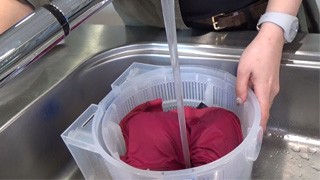 洗濯物と水、洗剤を入れます