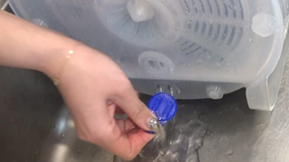 排水キャップを外します