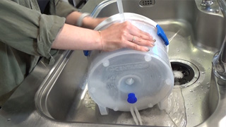 流水すすぎを行います